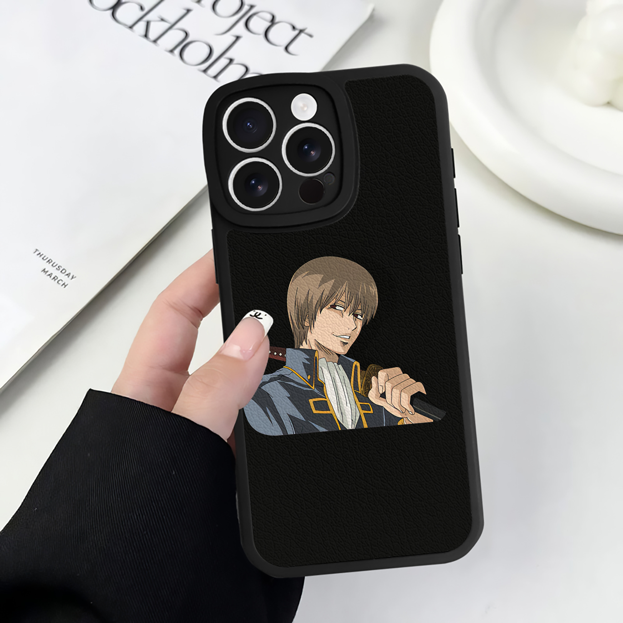 （画像用） ぎんたま 坂田銀時（さかたぎんとき） 神楽 志村新八（しむら しんぱち） GINTAMA Sakata Gintoki Kagura Shimura Shinpachi 【iPhone 16シリーズ対応】シリコンスマホケース（レザー調） 材質：シリコン